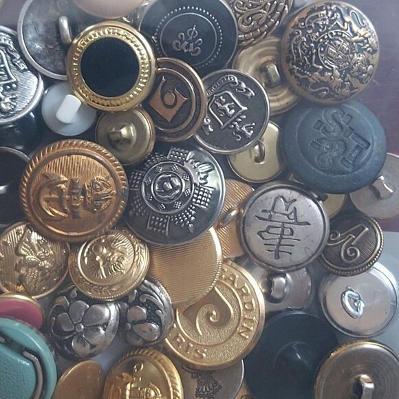 Buttons Crafts Clothing Repairs As Is Large Lot of Various Types Metal Plastic - Picture 7 of 11